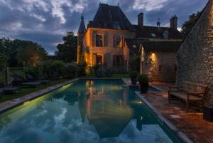 Bazén v ubytování Château de Saint Paterne nebo v jeho okolí