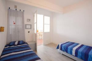 ein weißes Zimmer mit einem Bett und einem Fenster in der Unterkunft Belle Vue YourHostHelper in La Ciotat