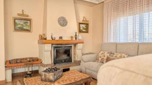 a living room with a couch and a fireplace at Chalet en La Rioja para familias y grupos in Tricio
