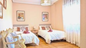 a bedroom with two beds and a window at Chalet en La Rioja para familias y grupos in Tricio