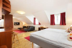 1 dormitorio con 1 cama y sala de estar en Hotel Bishops Arms Lund, en Lund