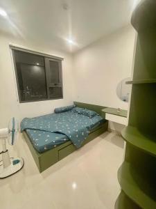 a small room with a bed and a window at Rạng homestay in Quy Nhon