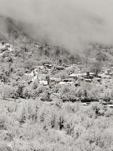 a black and white photo of a town on a mountain at Χάνι Γρεβενιτίου in Grevenítion