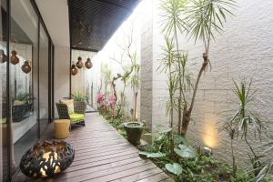 a patio with plants and a wooden deck at 沐蘭精品旅館-台北大直館 Mulan Boutique Hotel in Taipei