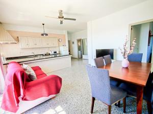 a kitchen and dining room with a table and chairs at Finca Hoya del Pino in Arafo
