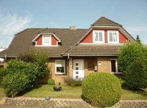 a brown house with a brown roof at Ferienwohnung Kiara - mit Terrasse, 2 Schlafzimmern und einem großem Wohnzimmer in Handewitt