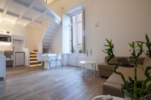 Majoituspaikan Politeama Apartments by Giorgio baari tai lounge-tila
