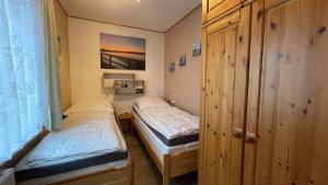 a room with two beds in a room with at Ferienwohnung Auszeit Erika 1 in Burhave +10 photos