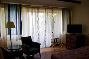 Televízia a/alebo spoločenská miestnosť v ubytovaní Hotel Antico Residence Roma