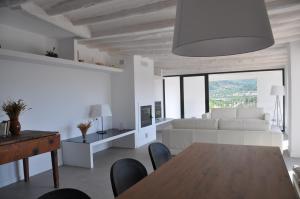 a living room with a table and a couch at Apartamentos Las Moradas in La Ginebrosa