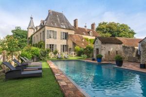 an estate with a swimming pool in front of a building at Château de Saint Paterne in Saint-Paterne