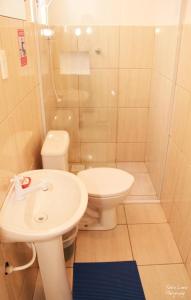 La salle de bains est pourvue de toilettes et d'un lavabo. dans l'établissement Way Up Hostel, à Florianópolis