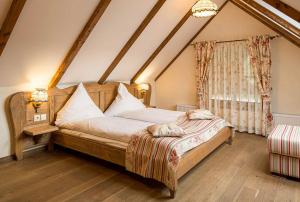 a bedroom with a large bed in a attic at Cabana Plaiul Foii in Zărneşti