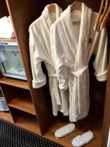 um armário com toalhas brancas numa prateleira em Padbrook Park Hotel em Cullompton