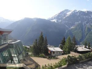 een gebouw met uitzicht op een berg bij Immeuble le Champsaur in Orcières