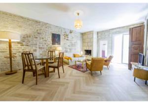 a living room with a table and chairs at Goncourt42 in Nîmes
