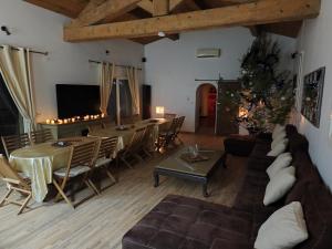 a living room with a couch and a table and chairs at HELLO 15 personnes Draguignan in Draguignan