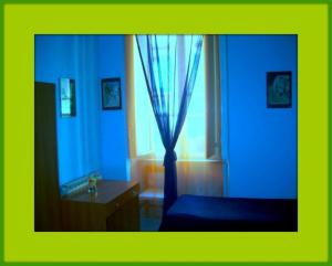 ローマにあるB＆B カッペリーニのベッドルーム(青いカーテン、窓付)