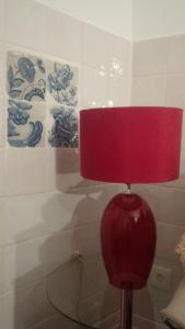 - une lampe rouge à l'ombre rouge dans la chambre dans l'établissement Terrace Principe Real, à Lisbonne