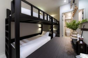a bedroom with two bunk beds in a room at HiMate Dongdaemun in Seoul