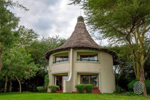 O grădină în afara Lake Manyara Serena Safari Lodge