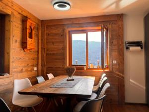 a dining room with a table and chairs and a window at Wind Buam Huette in Sankt Lorenzen ob Murau