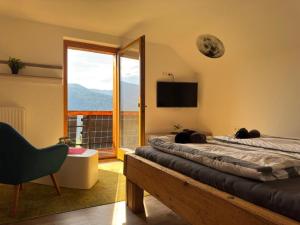 two beds in a room with a large window at Wind Buam Huette in Sankt Lorenzen ob Murau