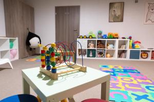 a room with a table with a bunch of toys at Alpejski Zieleniec in Duszniki Zdrój