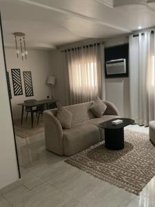 a living room with a couch and a table at شقق سكنية بالخالدية in Al ‘Awālī