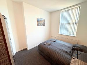 a bedroom with a bed and a window at Spacious Ormskirk Contractor Stay by PolkaStays in Ormskirk +13 photos