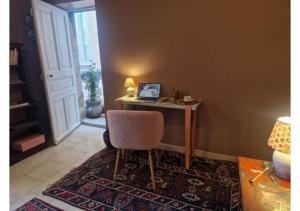 a room with a desk with a chair and a window at Goncourt42 in Nîmes