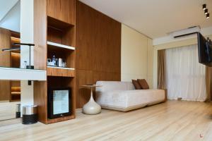 a living room with a couch and a television at Hôtel Ivotel Abidjan in Abidjan