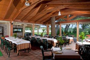 a restaurant with tables and chairs in a pavilion at Happy Camp Mobile Homes in Gitavillage California in Torre di Montalto