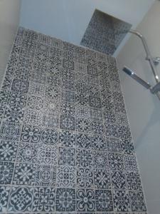 y baño con suelo de baldosa blanco y negro. en VTZ El Balcón de Las Armas RENOVADO!!! - Parking GRATIS, en Zaragoza