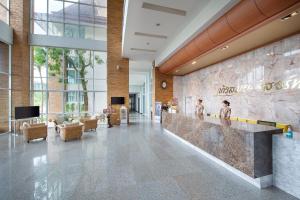 a lobby with a reception counter in a building at Kaewsamui Resort in Ban Tha Phet Noi