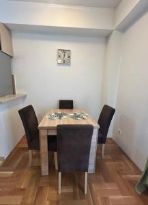 a dining room table and chairs in a room at Cozy City Studio in Podgorica, Blok 9 in Podgorica