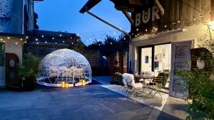 a patio with a table and chairs in a iguana cage at BÜR in Büren an der Aare