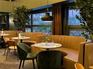 a restaurant with tables and chairs and windows at Sirdal Høyfjellshotell in Fidjeland