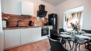 a kitchen and dining room with a table and chairs at FlexHome Stilvolle Ferienwohnung in Lippstadt +24 photos