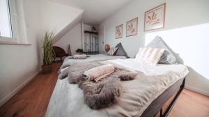 a bedroom with two beds with furry blankets on them at FlexHome Stilvolle Ferienwohnung in Lippstadt