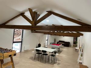 a room with a table and chairs and a piano at Les bulles lissoises in Lisse