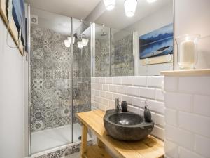 W łazience znajduje się umywalka i prysznic. w obiekcie TatryTop Domek Miód Malina w Zakopanem