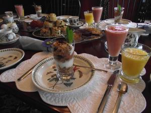 einen Tisch mit Speisen und Getränken in der Unterkunft Bailey House Bed and Breakfast in Annapolis Royal