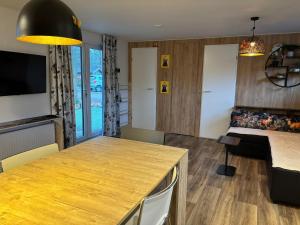 a room with a kitchen and a bedroom with a bed at Bospark Wolfsven - 1511 in Mierlo