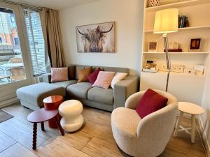 a living room with a couch and two chairs at SummerTime Bergen aan Zee in Bergen aan Zee