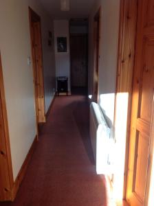 einen Flur in einem Haus mit einem Flur, der in ein Zimmer führt in der Unterkunft Corbie Self Catering Shetland in Lerwick