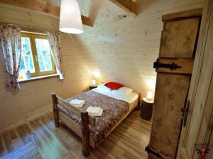ザコパネにあるTatryTop Domek Parzenicaのログキャビン内のベッドルーム1室