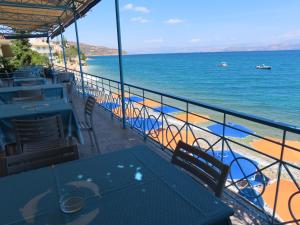 Blick auf das Meer vom Balkon eines Restaurants in der Unterkunft Blue Sky Studios in Xiropigado