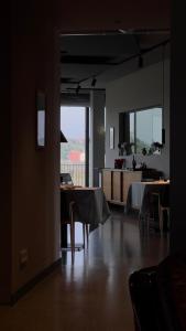 un soggiorno con tavolo e sala da pranzo di Stilla Rooms & Contemporary Cuisine a Colognola ai Colli