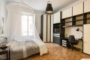 1 dormitorio con 1 cama con mosquitera en The Artists' Suite en Roma